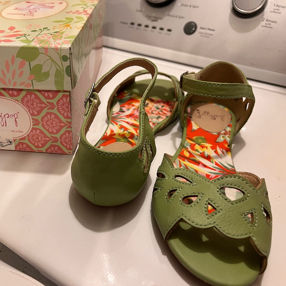 Like new green Jelly Pop sandals